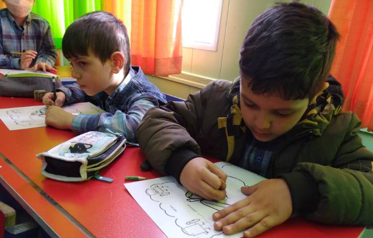 :ارزیابی املا دانش آموزان پایه اول توسط معاون آموزشی دبستان سرکار خانم همیز 10