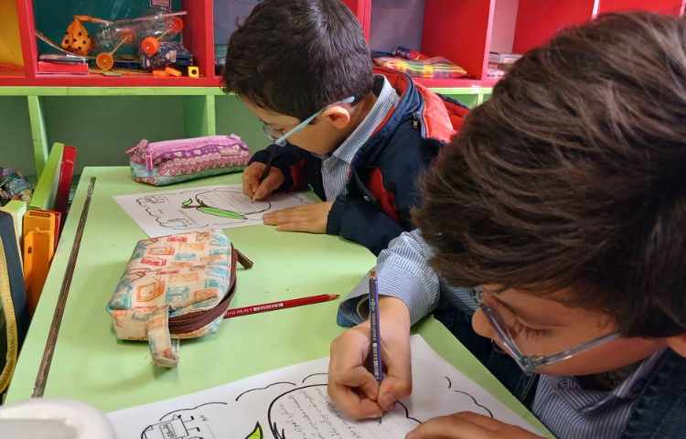 ارزیابی املا پایه های اول و دوم توسط معاون آموزشی 7