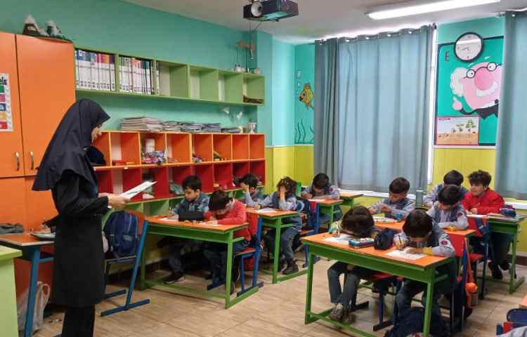 ارزیابی املا پایه های اول و دوم توسط معاون آموزشی 8