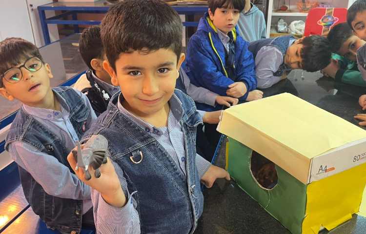 ازمایشگاه علوم دنیای جانوران 2