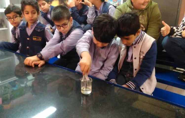 ازمایش اندازه گیری حجم جسم جامد با بشر