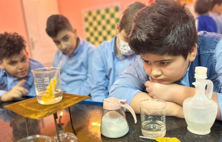 ازمایش علوم برای حل شدن نبات در سه حالت مختلف در آب و بررسی سرعت آنها. 1