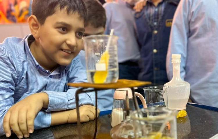 ازمایش علوم برای حل شدن نبات در سه حالت مختلف در آب و بررسی سرعت آنها.