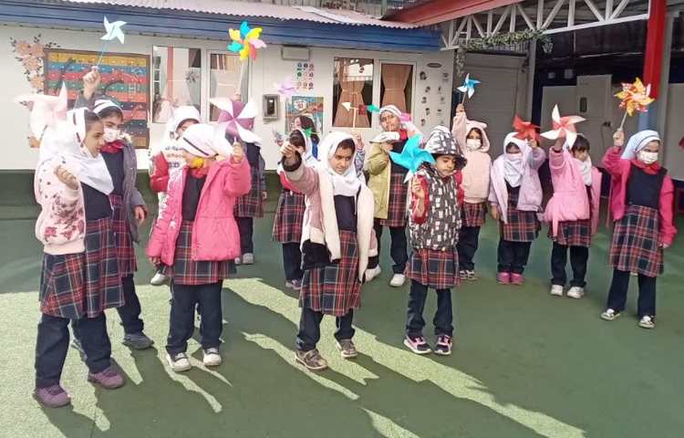 استفاده از بادنما وبه حرکت درآوردن فرفره های رنگی 1