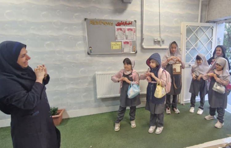 استقبال صبحگاهی از دانش آموزان عزیز 1