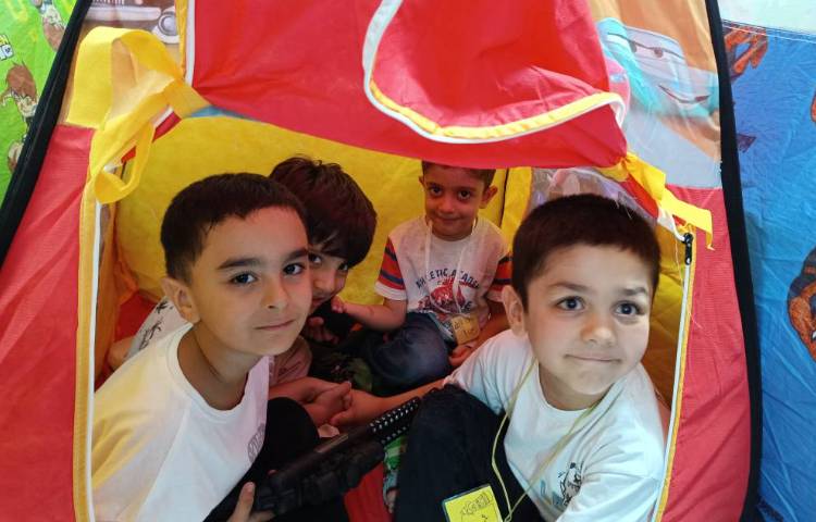 استقلال من مبحث :اردوی اسباب‌بازی و آشنایی با چگونگی استفاده از قاشق و چنگال 1