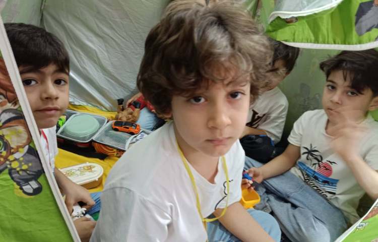 استقلال من مبحث :اردوی اسباب‌بازی و آشنایی با چگونگی استفاده از قاشق و چنگال