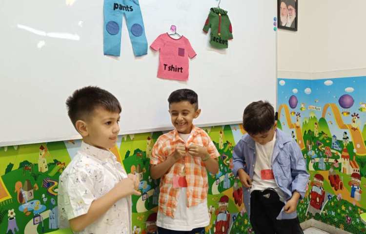 استقلال من پوشیدن جوراب و بستن دکمه‌های پیراهن 4