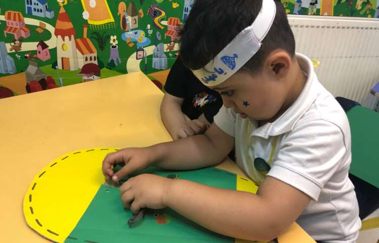 استقلال من: پوشیدن کفش و بستن بند کفش 1