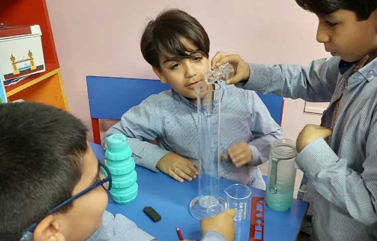 اشنایی و استفاده از وسایل ازمایشگاه برای اندازه گیری مایعات