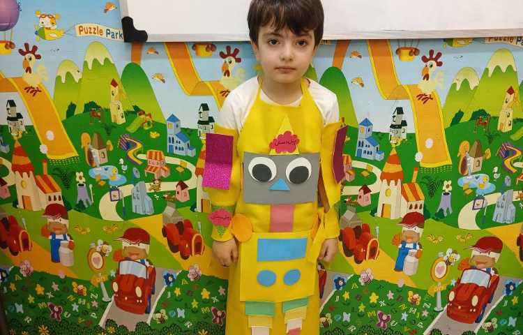 اشکال هندسی با آمدن ربات در کلاس ما تدریس شد. 2