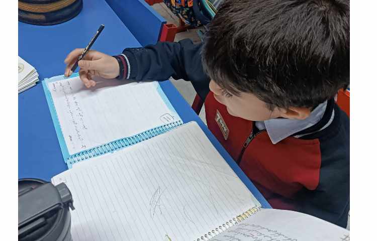 املای خلاق (املا گفتن بچه ها به آنوزگار) با هدف تقویت تمرکز و توجه بچه ها و ایجاد انگیزه 2