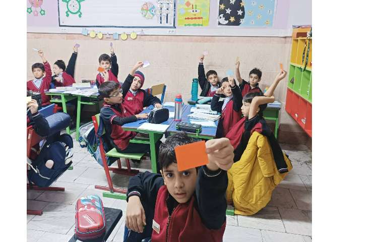 املای خلاق (املا گفتن بچه ها به آنوزگار) با هدف تقویت تمرکز و توجه بچه ها و ایجاد انگیزه