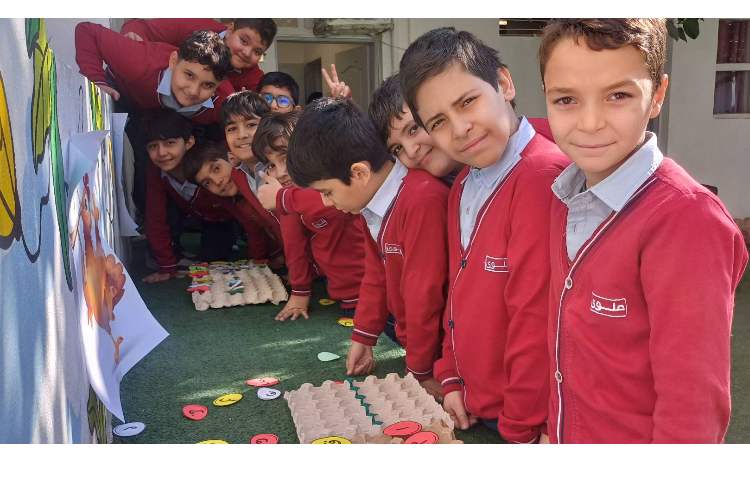 املای خلاق با توجه به کلمات خواسته شده حروف مورد نظر راپیدا میکنند ودر شانه تخم مرغ قرار می دهند. 1