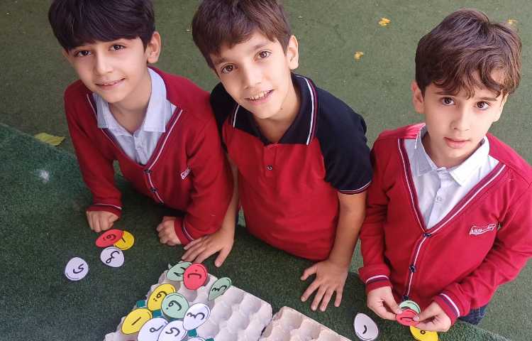 املای خلاق با توجه به کلمات خواسته شده حروف مورد نظر راپیدا میکنند ودر شانه تخم مرغ قرار می دهند. 2