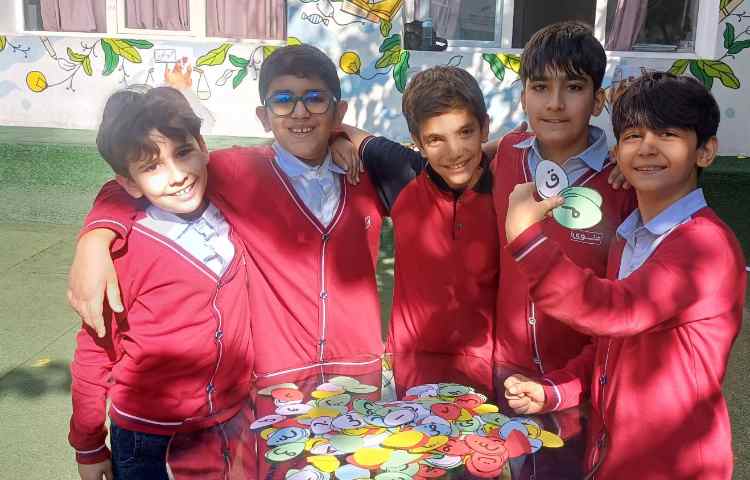 املای خلاق با توجه به کلمات خواسته شده حروف مورد نظر راپیدا میکنند ودر شانه تخم مرغ قرار می دهند. 3