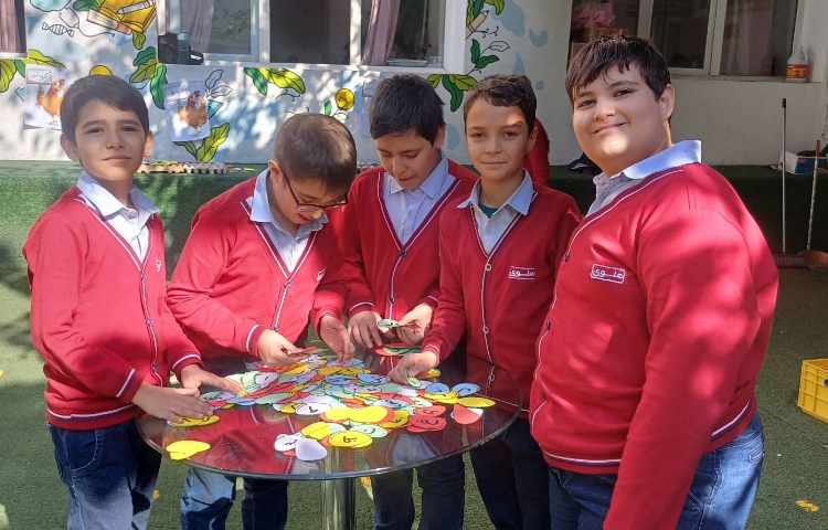 املای خلاق با توجه به کلمات خواسته شده حروف مورد نظر راپیدا میکنند ودر شانه تخم مرغ قرار می دهند.