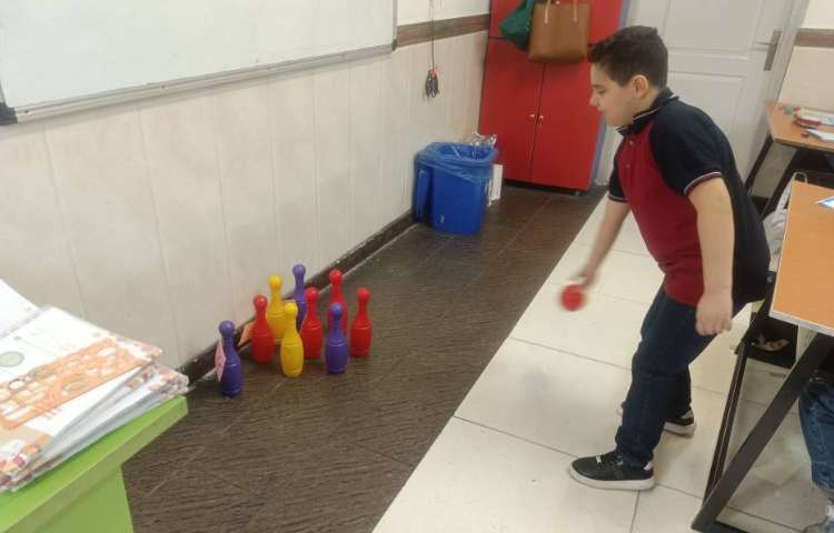 املای خلاق به صورت بازی بولینگ جهت تقویت تمرکز و حافظه در کلاس انجام شد. 1