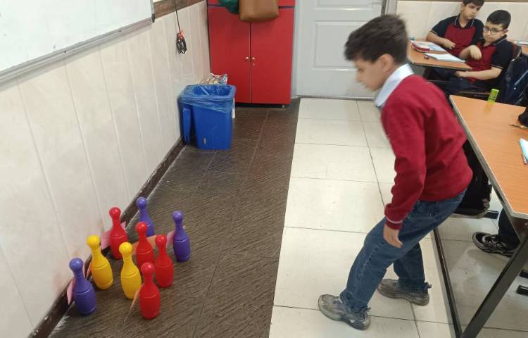 املای خلاق به صورت بازی بولینگ جهت تقویت تمرکز و حافظه در کلاس انجام شد. 2