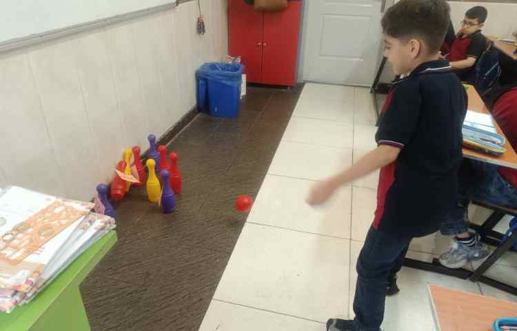 املای خلاق به صورت بازی بولینگ جهت تقویت تمرکز و حافظه در کلاس انجام شد. 3