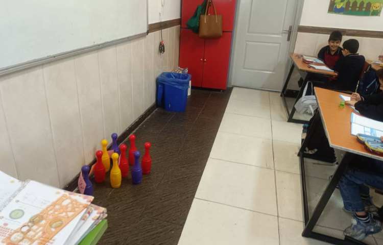 املای خلاق به صورت بازی بولینگ جهت تقویت تمرکز و حافظه در کلاس انجام شد. 4