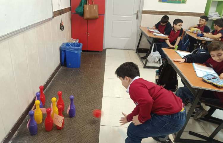 املای خلاق به صورت بازی بولینگ جهت تقویت تمرکز و حافظه در کلاس انجام شد.