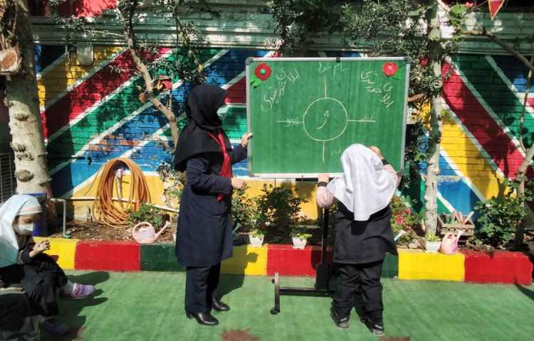 املای خورشیدی در حیاط دبستان 9