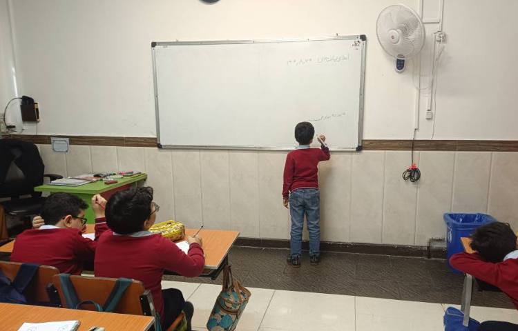 املای پای تخته‌ای با مشارکت دانش‌آموزان 2