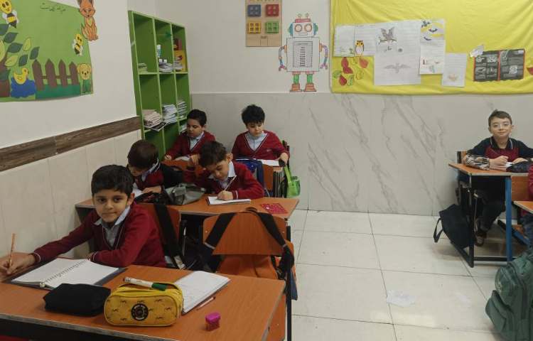 املای پای تخته‌ای با مشارکت دانش‌آموزان 3