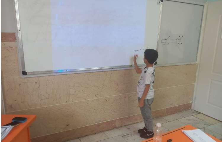 املا آینه ای و تمرین از نوشتن کلمات روی تخته 1