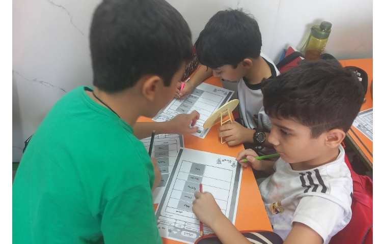 املا آینه ای و تمرین از نوشتن کلمات روی تخته 8