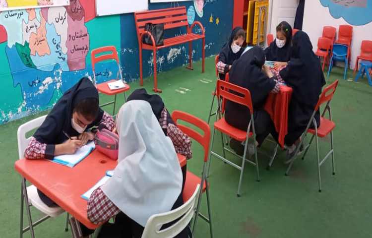 املا در حیاط مدرسه 4