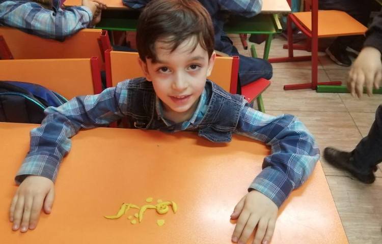 :املا دست ورزی با خمیربازی