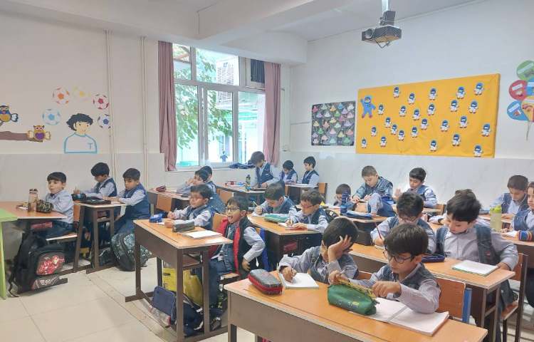 املا و انشا: املا جور کردنی در کلاس با مشارکت دانش‌آموزان انجام شد. 3