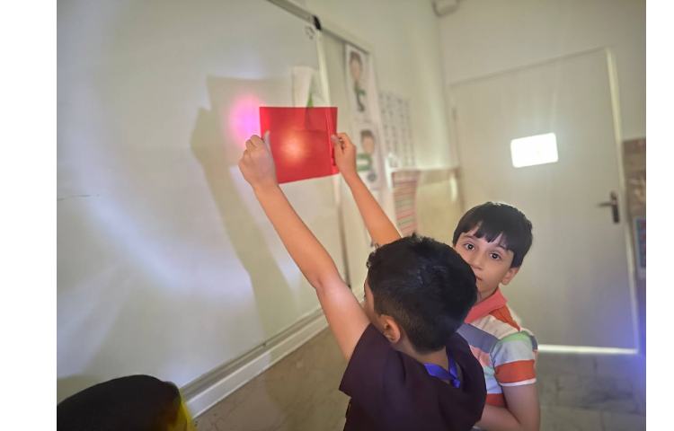 اموزش بازتاب نور با طلق رنگی کلاس اول 1 2