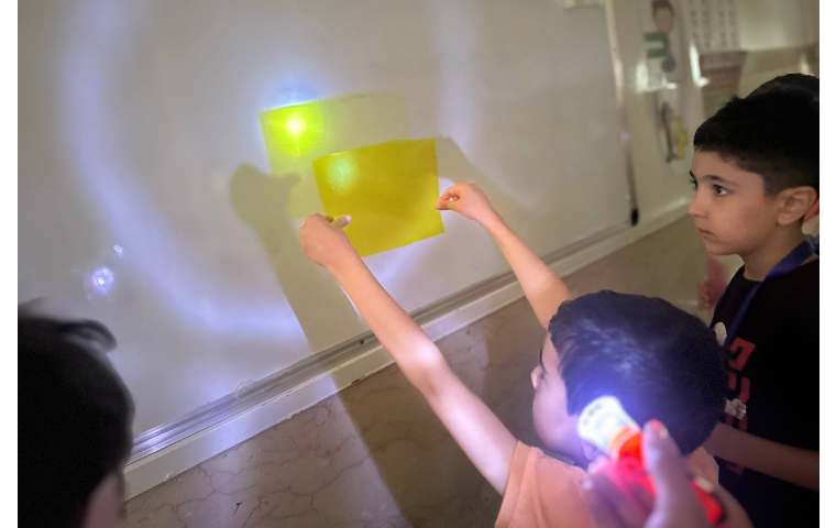 اموزش بازتاب نور با طلق رنگی کلاس اول 1 3