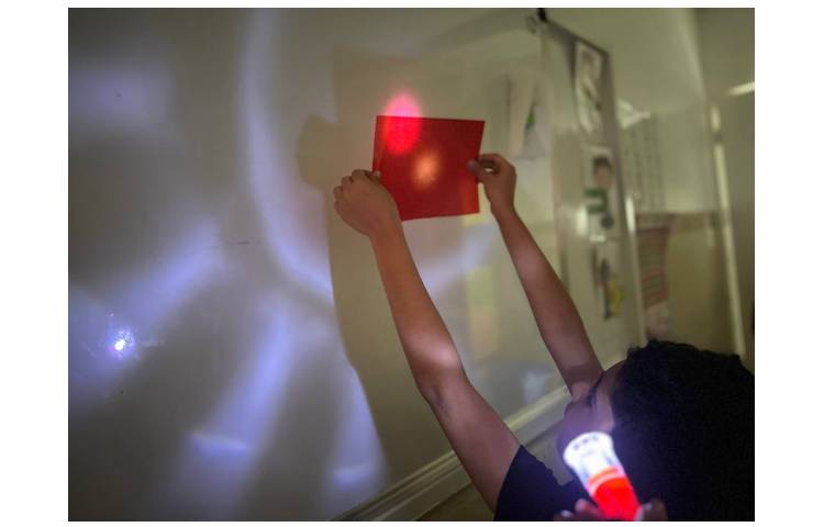 اموزش بازتاب نور با طلق رنگی کلاس اول 1 4