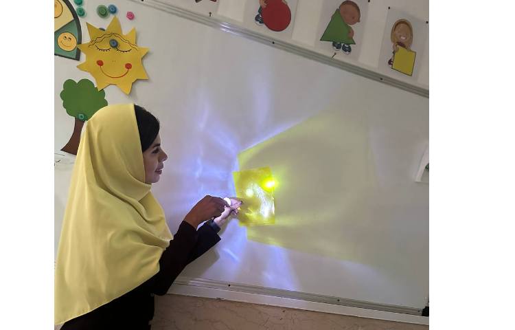 اموزش بازتاب نور با طلق رنگی کلاس اول 1 5