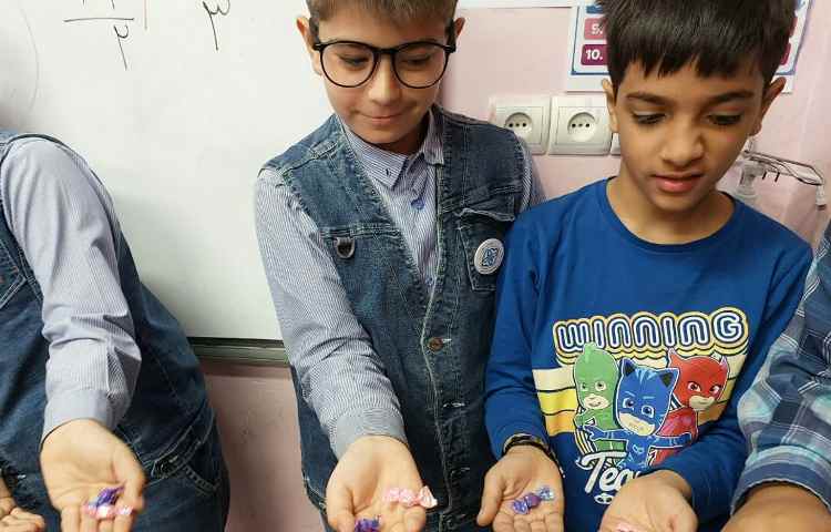 اموزش تقسیم با باقیمانده با تقسیم شکلاتها