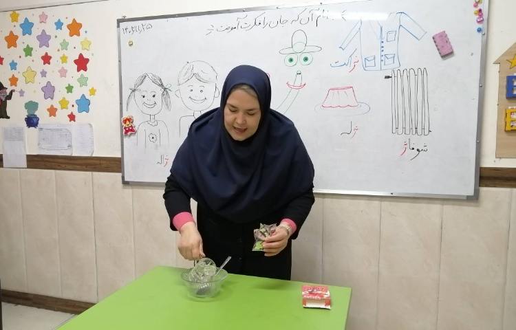 اموزش نشانه ژ همراه با آماده کردن ژله و نوش جان کردن آن هنگام ناهار 1