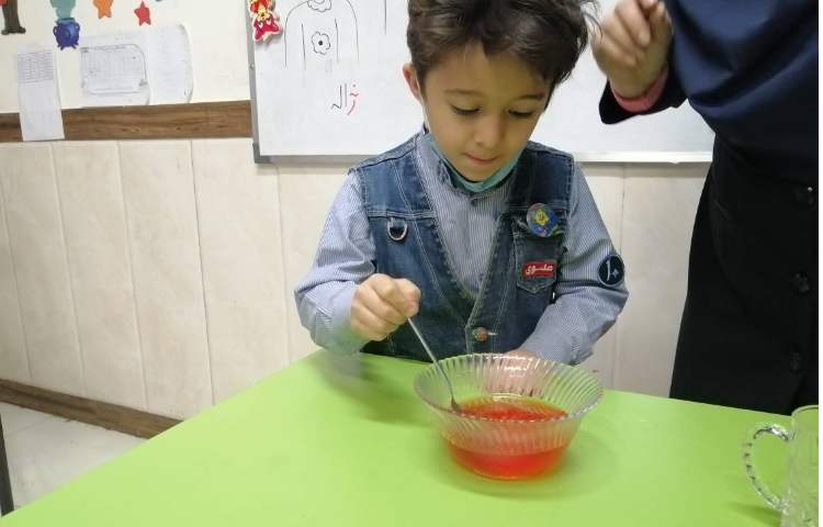 اموزش نشانه ژ همراه با آماده کردن ژله و نوش جان کردن آن هنگام ناهار 2