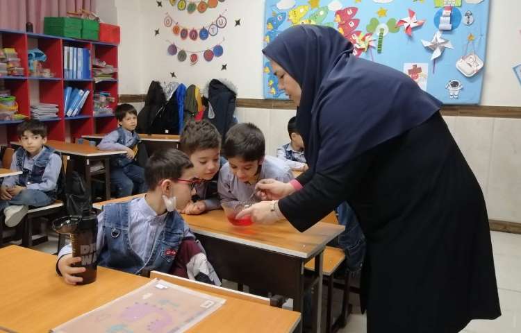 اموزش نشانه ژ همراه با آماده کردن ژله و نوش جان کردن آن هنگام ناهار 3