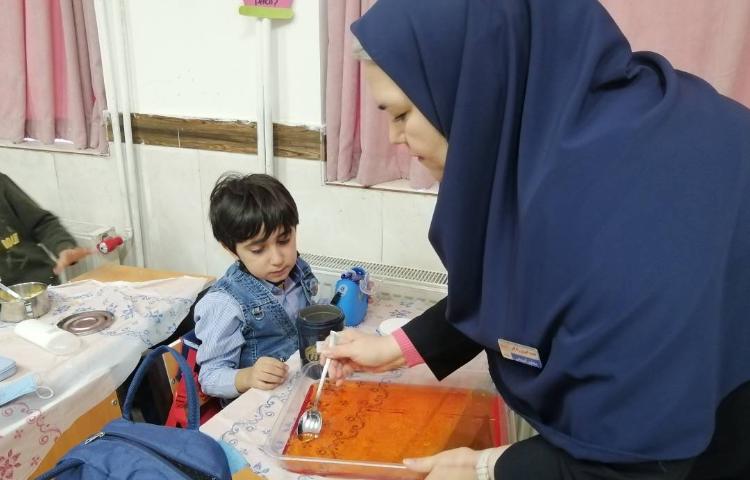 اموزش نشانه ژ همراه با آماده کردن ژله و نوش جان کردن آن هنگام ناهار