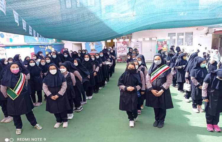 انتخاب سفیر نظامت از بین دانش آموزان و همکاری آنان در دبستان 1