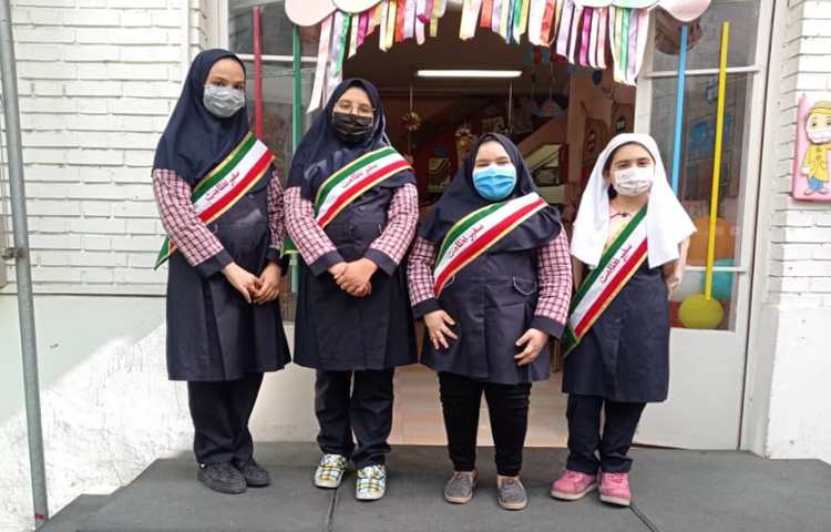 انتخاب سفیر نظامت از بین دانش آموزان و همکاری آنان در دبستان 3