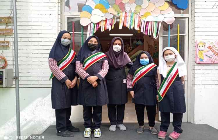 انتخاب سفیر نظامت از بین دانش آموزان و همکاری آنان در دبستان