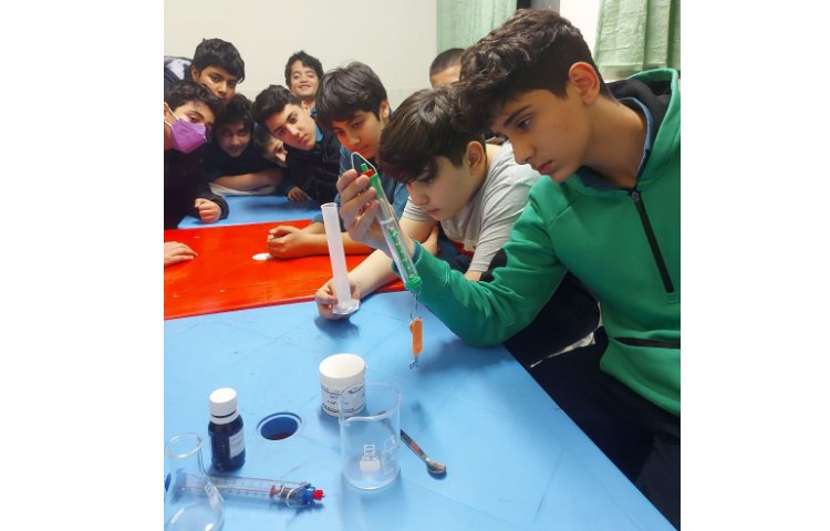 انجام آزمایشات شیمی و فیزیک در آزمایشگاه 1