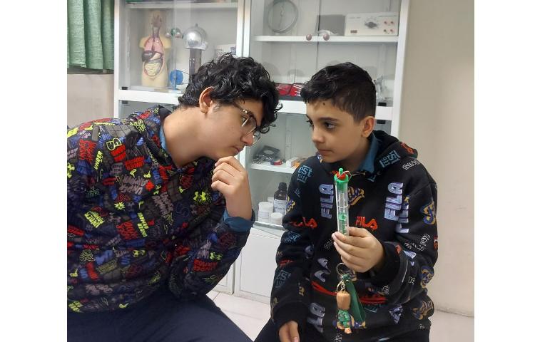 انجام آزمایشات شیمی و فیزیک در آزمایشگاه 2