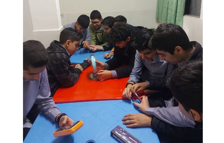 انجام آزمایشات شیمی و فیزیک در آزمایشگاه 3