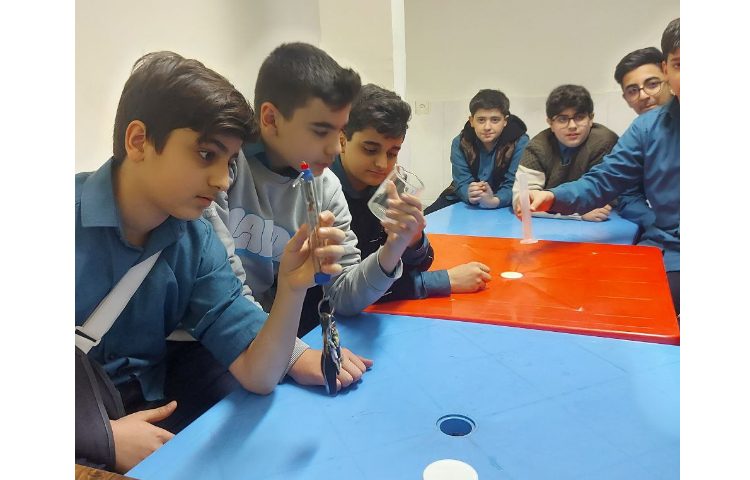 انجام آزمایشات شیمی و فیزیک در آزمایشگاه 4